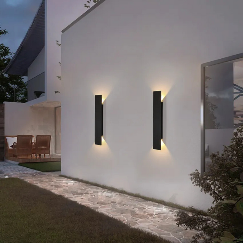 Tavrenza Outdoor Wall Light – Weather-Resistant Aluminium Design