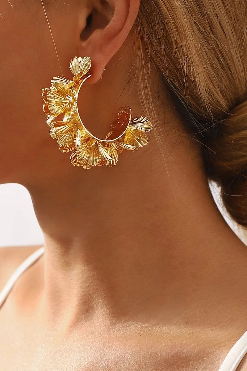 Olivia | C-shaped earrings with floral motif for women