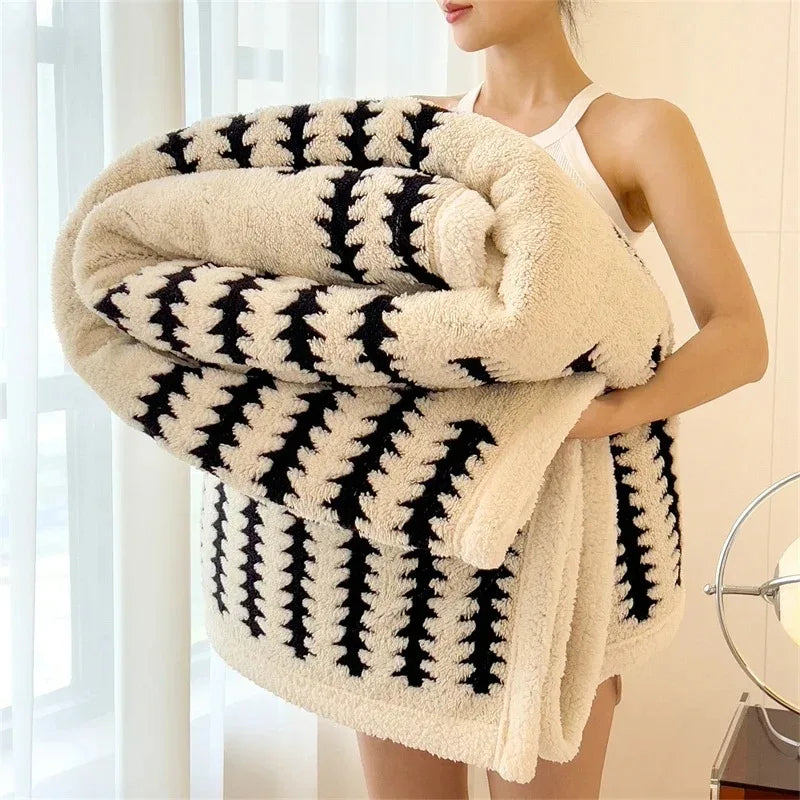 Reversible Throw with Geometric Pattern and Sherpa Fleece – Soft, Warm, and Decorative