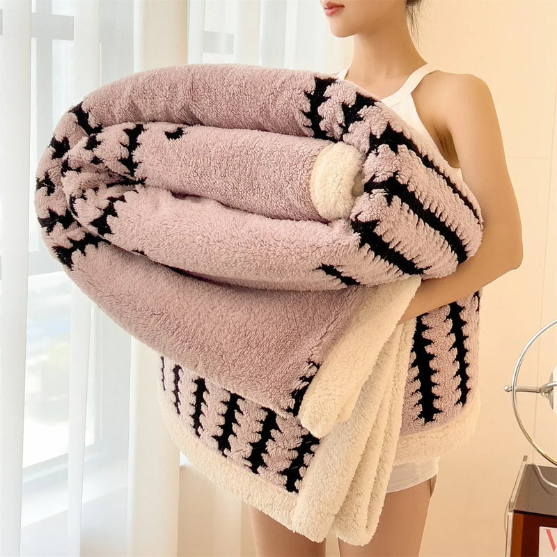 Reversible Throw with Geometric Pattern and Sherpa Fleece – Soft, Warm, and Decorative