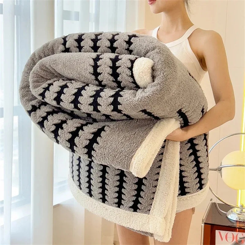 Reversible Throw with Geometric Pattern and Sherpa Fleece – Soft, Warm, and Decorative
